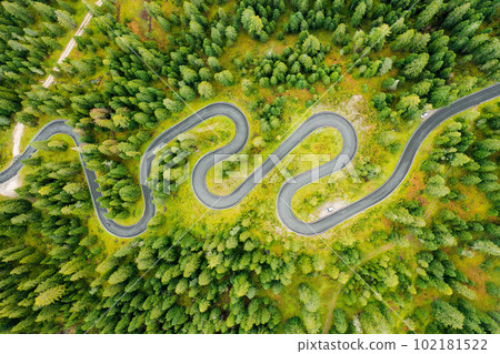 Famous Snake Road with autumn colorful landscape of Giau Pass Famous Snake Road with autumn colorful landscape of Giau Pass 102181522