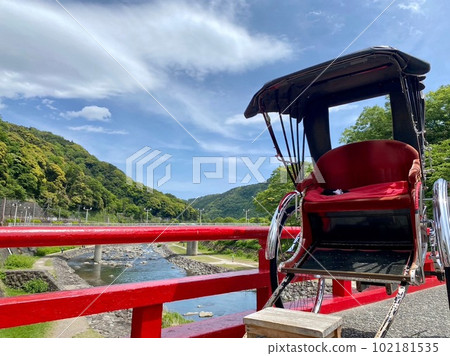 Rickshaw in the hot spring town 102181535