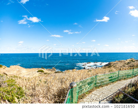 The Pacific Ocean in Inubosaki, Chiba Prefecture, bright and refreshing in winter, taken with a diagonal fisheye lens The Pacific Ocean in Inubosaki, Chiba Prefecture, bright and refreshing in winter, taken with a diagonal fisheye lens 102181650