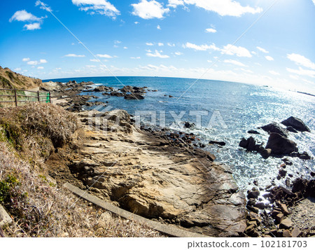 Interesting strata along the coastline of Inubosaki photographed with a diagonal fisheye lens Waves caused by alternation of sandstone and mudstone 102181703