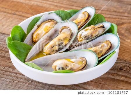 Baked half shell mussels 102181757