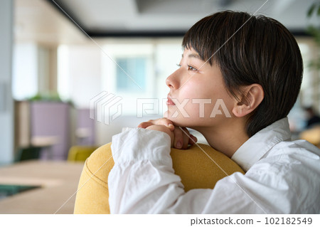 A woman with a sad expression 102182549