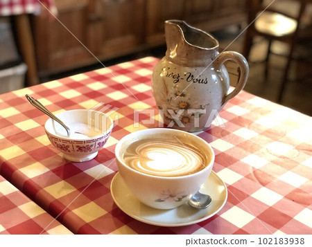 Cafe au lait  102183938