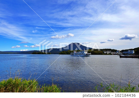 壯麗的北海道 眺望阿寒湖和大寒山的絕景 102184436