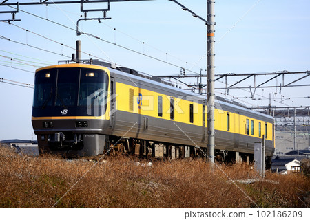 東海道線第2編隊行駛的Kiya 141系列綜合檢查車 102186209