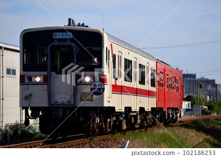 Kiha 38 + Kiha 37 local train running on the Mizushima Rinkai Railway 102186253