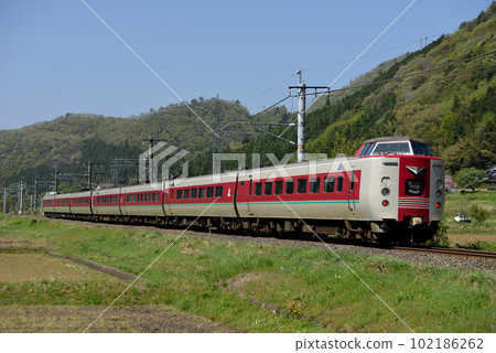 Series 381 L Limited Express Yakumo 7 both running on the line Series 381 L Limited Express Yakumo 7 both running on the line 102186262