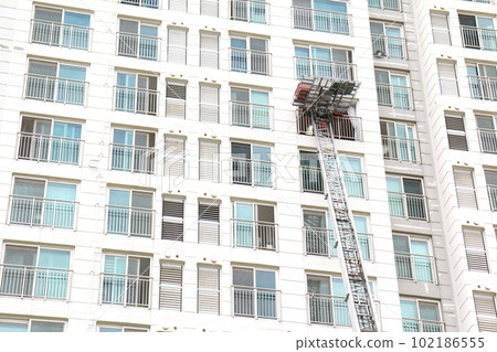 Moving a high-rise apartment using a ladder truck (Korea) Moving a high-rise apartment using a ladder truck (Korea) 102186555