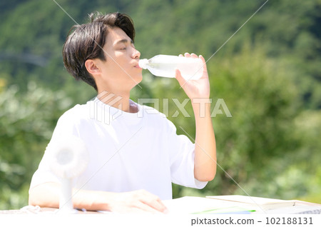 年輕人在戶外補水 年輕人在戶外補水 102188131
