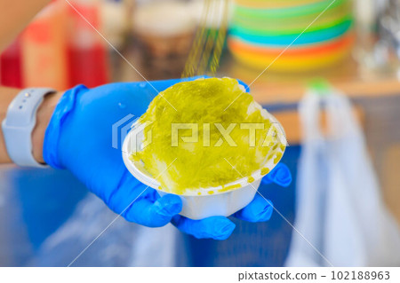 Scenery of making matcha shaved ice at the store Scenery of making matcha shaved ice at the store 102188963