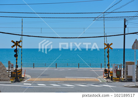 Enoden railroad crossing in front of Kamakura High School 102189517