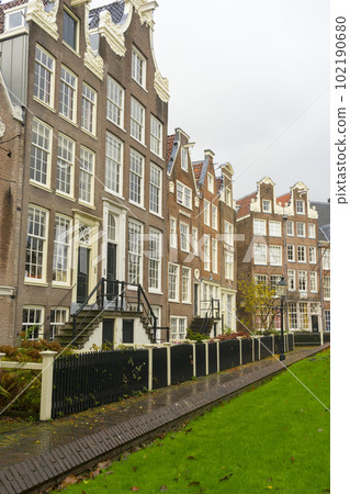View of The internal courtyard of Begijnhof in Amsterdam, Netherlands. 102190680
