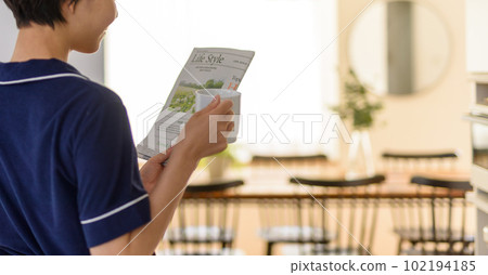 早晨咖啡 報紙 女生 102194185