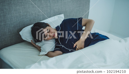 胃痛的女人 102194210
