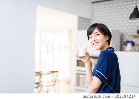 牛奶 女生 女孩 102194214