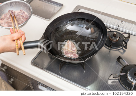 [Making stir-fried liver and pork liver] 102194320