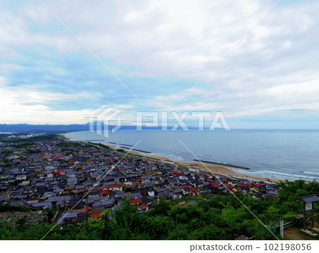 The Sea of Japan and the cityscape of Izumo seen from Mt. Hono (Izumo City, Shimane Prefecture) 102198056