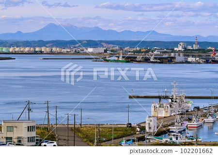以雌寒山、雄寒山為背景的釧路港風光 以雌寒山、雄寒山為背景的釧路港風光 102201662