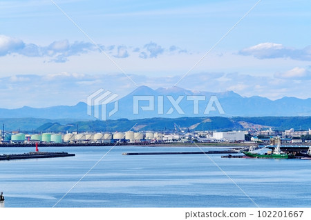 以雌寒山、雄寒山為背景的釧路港風光 以雌寒山、雄寒山為背景的釧路港風光 102201667