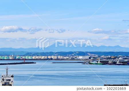 Scenery of Kushiro Port with Mt. Meakan and Mt. Oakan in the background Scenery of Kushiro Port with Mt. Meakan and Mt. Oakan in the background 102201669