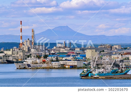 以雌寒山、雄寒山為背景的釧路港風光 102201670
