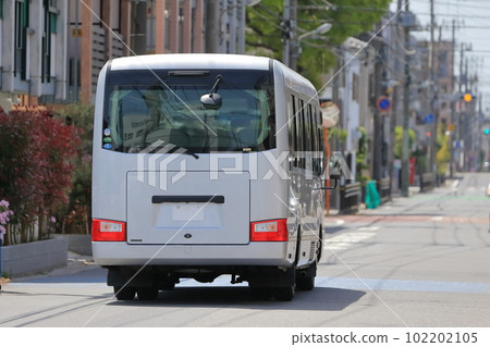 microbus in motion 102202105