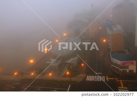 夜霧中的釧路川和漁人碼頭 夜霧中的釧路川和漁人碼頭 102202977