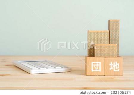 A block written as housing complex, a calculator, and a building object 102206124