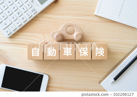 寫成汽車保險、汽車玩具、智能手機、計算器、筆記本的塊 102206127