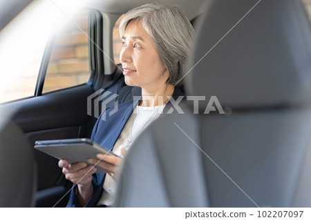 騎車的女商人 102207097