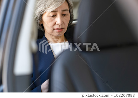 騎車的女商人 102207098