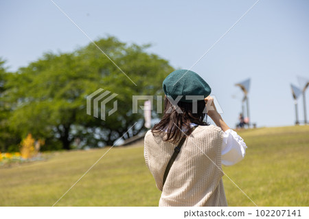 紫藤花山和女人的背影 紫藤花山和女人的背影 102207141
