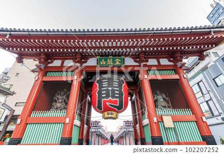 東京台東區淺草 一個受歡迎的旅遊景點，雷門，淺草寺在晴朗的天氣 102207252