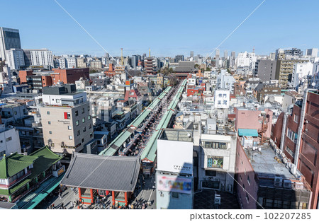東京都台東區淺草人氣觀光景點淺草寺的雷門和仲見世街（周邊街景） 102207285