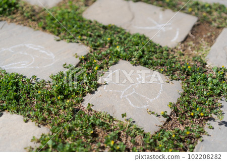 兒童在瓷磚上的塗鴉 102208282