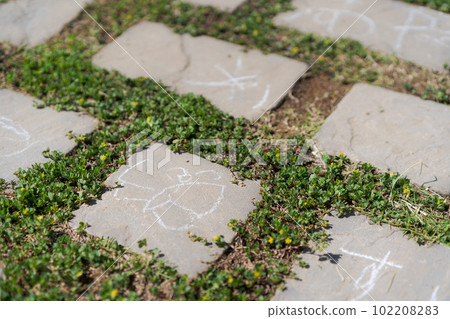 兒童在瓷磚上的塗鴉 102208283