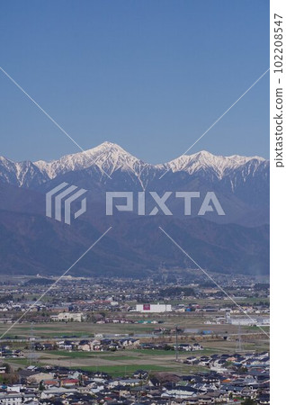信州、松本市、長野縣、安曇野和初春的北阿爾卑斯山（來自城山公園展望台） 102208547