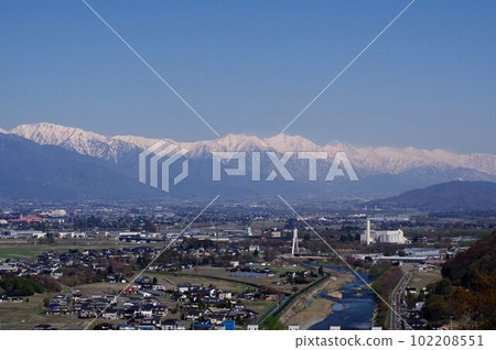 信州、松本市、長野縣、安曇野和初春的北阿爾卑斯山（來自城山公園展望台） 102208551