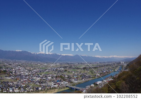 信州、松本市、長野縣、安曇野和初春的北阿爾卑斯山(來自城山公園展望台) 信州、松本市、長野縣、安曇野和初春的北阿爾卑斯山(來自城山公園展望台) 102208552