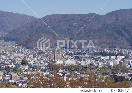 長野縣松本市信州，松本城周邊遠景（城山公園展望台） 102208667
