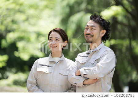 一位身穿工作服的工人雙臂交叉,在有復制空間的新鮮綠色植物中抬頭的形象 一位身穿工作服的工人雙臂交叉,在有復制空間的新鮮綠色植物中抬頭的形象 102208785