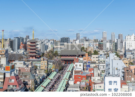 東京都台東區淺草，代表日本的人氣觀光地，淺草寺周圍的街景和仲見世通 102208808
