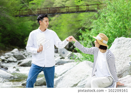 一對夫婦在河裡玩耍 102209161