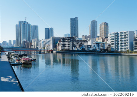 朝潮運河和朝潮橋的城市景觀 朝潮運河和朝潮橋的城市景觀 102209219