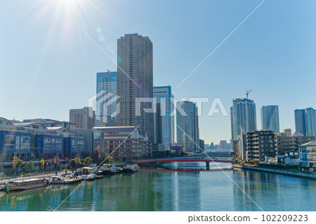 朝潮運河和朝潮橋的城市景觀 朝潮運河和朝潮橋的城市景觀 102209223