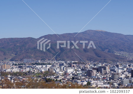 長野縣松本市信州市南部遠眺鹽尻市（從城山公園展望台望去） 102209337