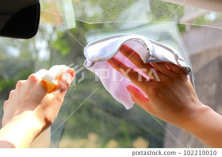 擦汽車擋風玻璃的手 102210010