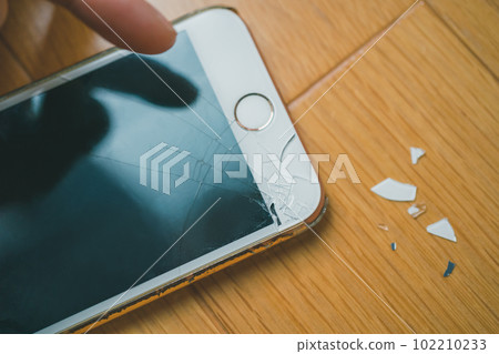 The LCD screen of the smartphone is broken 102210233