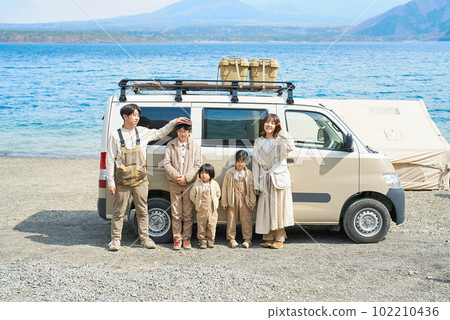 享受戶外活動的家庭和露營者 102210436