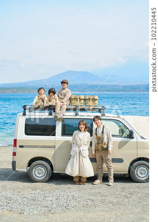 享受戶外活動的家庭和露營者 享受戶外活動的家庭和露營者 102210445